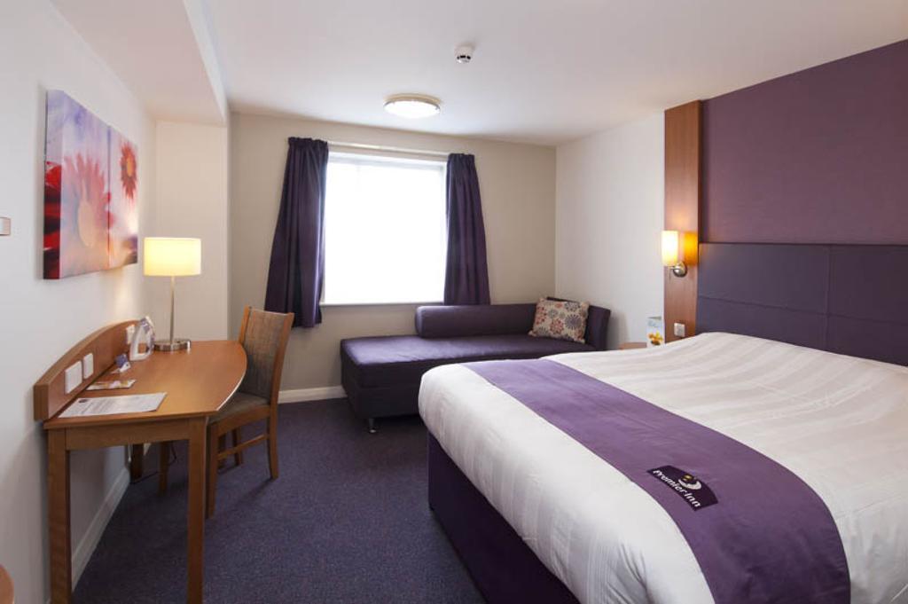 Premier Inn London Gatwick Airport - North Terminal Кролі Номер фото
